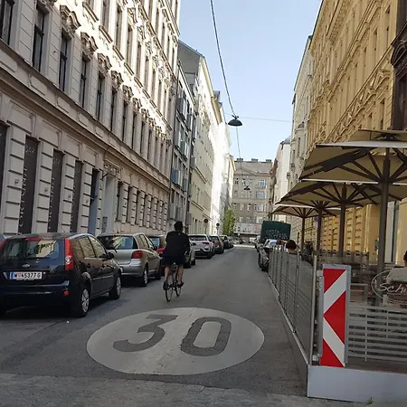 Gorgeous Viennese 10 Min To Center Apartment Vienna