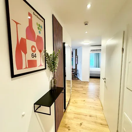 Mit Balkon Vienna