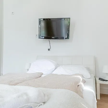 Loevly Shared 6br With Garden Near Danube & Millenium Apartment Vienna