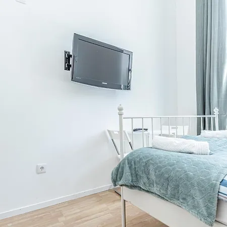 Loevly Shared 6br With Garden Near Danube & Millenium Apartment