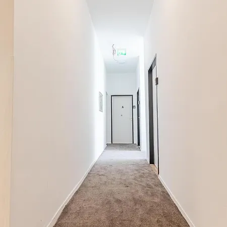 Loevly Shared 6br With Garden Near Danube & Millenium Apartment *