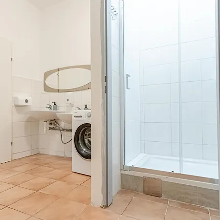 Loevly Shared 6br With Garden Near Danube & Millenium Apartment