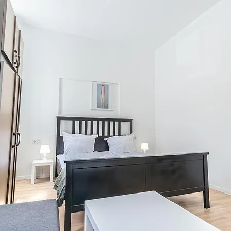 Loevly Shared 6br With Garden Near Danube & Millenium Apartment