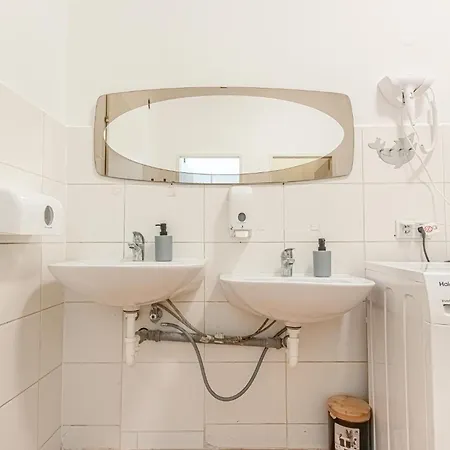 Apartment Loevly Shared 6br With Garden Near Danube & Millenium Vienna