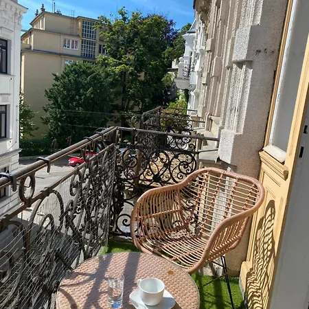 Apartment Grosszuegiger Wiener Altbau Gleich Neben Schoenbrunn Wien