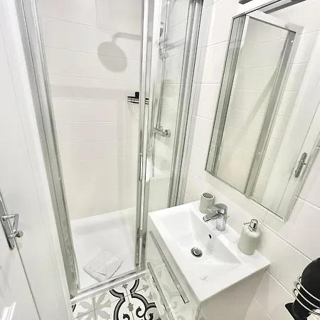 Boutique Newly Renovated Apartment *