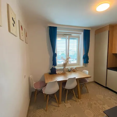 Anzotika Apartment, * Vienna