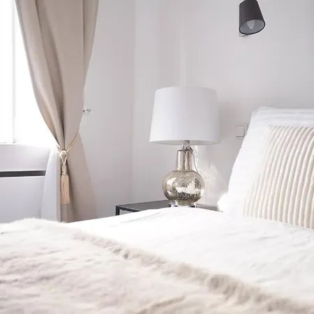 Fabulous Near Center Apartment *
