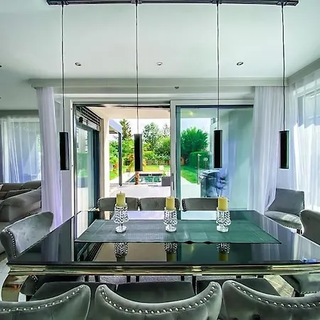 Mit Pool Villa