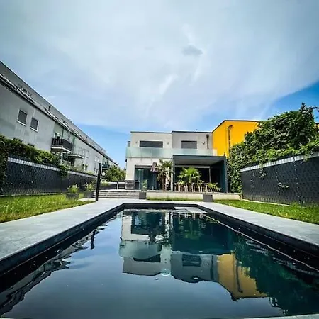 Mit Pool