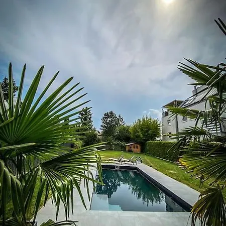 Mit Pool