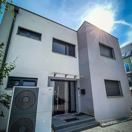 Mit Pool Villa *