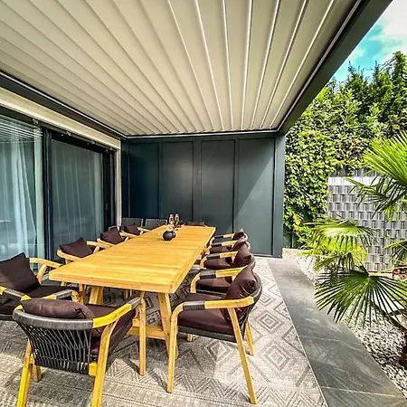Mit Pool Villa