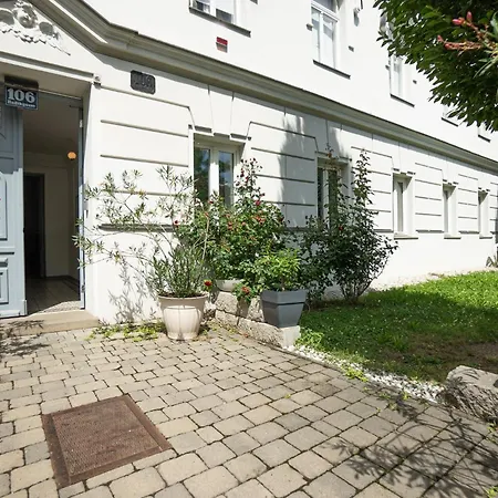 Dainn Schoenbrunn Vienna