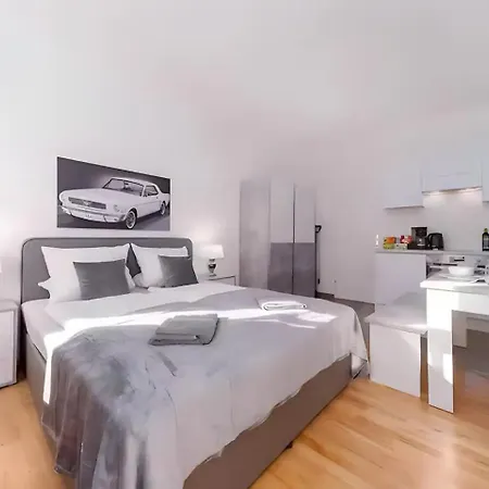 Perfect Location, 2 Min To Main Station, Long Term Апартаменты *