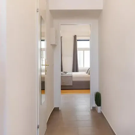 Апартаменты Perfect Location, 2 Min To Main Station, Long Term *