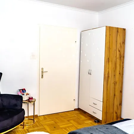 Spacious 5 Minutes To Wiener Stadthalle Viena