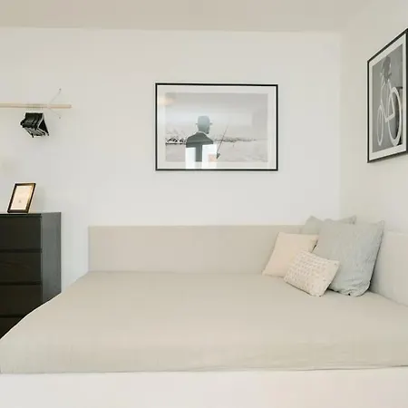Apartment Hip Perfect For 4 Or 6, Great District, Metro *