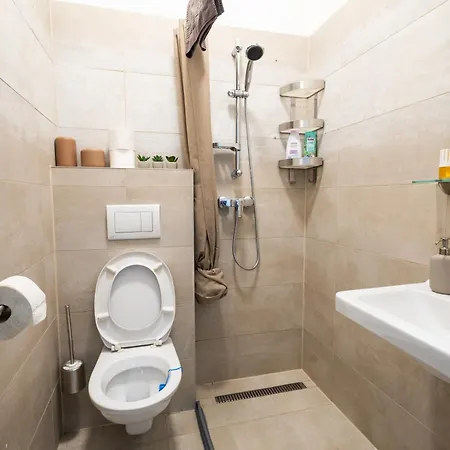 Apartment Market Retreat Near Hbh *