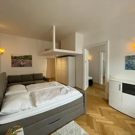 4 Red Star 8 * Vienna