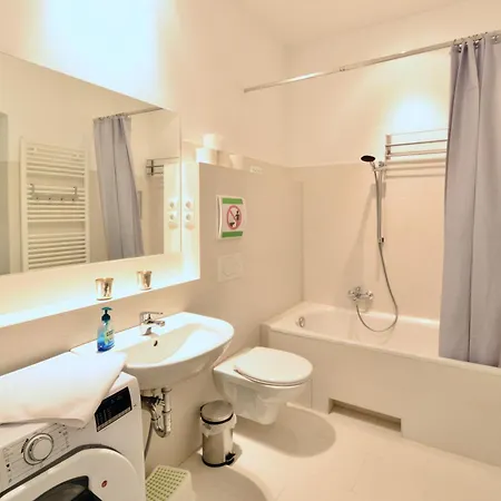 & Charming Viennese Flat *