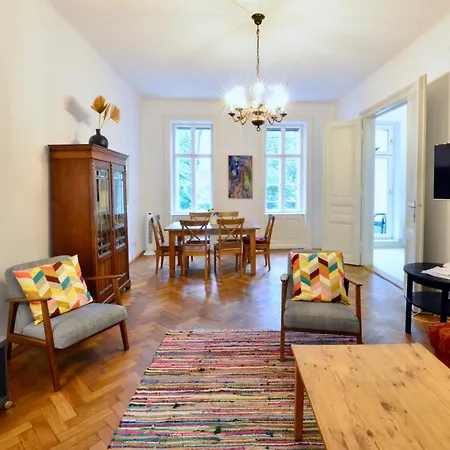 & Charming Viennese Flat Apartment