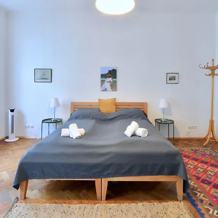 & Charming Viennese Flat *