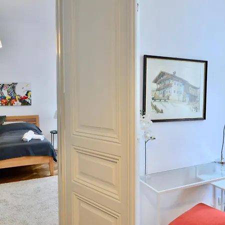 & Charming Viennese Flat *