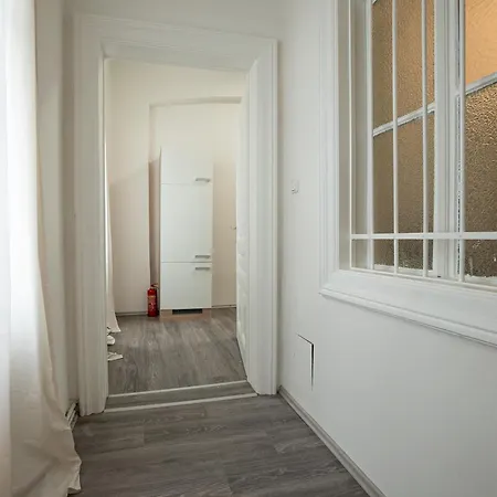 Cozy 1-br With A King Bed In A Calm Area 维也纳