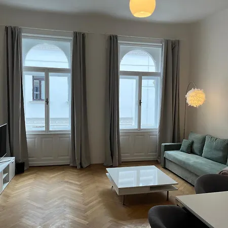 Grosszuegiger Wiener Altbau Gleich Neben Schoenbrunn * Wien
