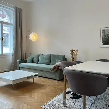 Grosszuegiger Wiener Altbau Gleich Neben Schoenbrunn Apartment *