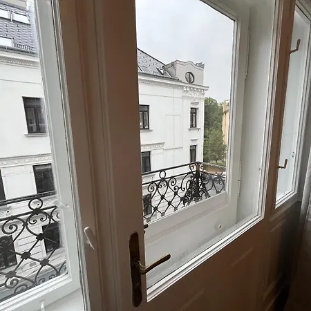 Grosszuegiger Wiener Altbau Gleich Neben Schoenbrunn *