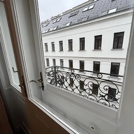 Grosszuegiger Wiener Altbau Gleich Neben Schoenbrunn Wien