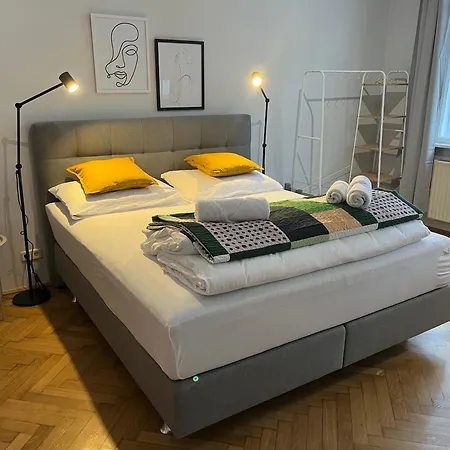 Grosszuegiger Wiener Altbau Gleich Neben Schoenbrunn Wien