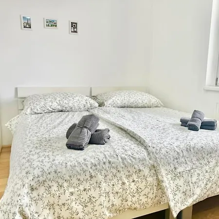 115 M2 Maisonette With Free Parking Apartment