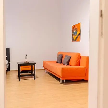 Apartment Chic - Very And Well Connected