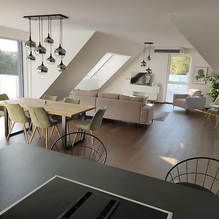 Luxus Penthouse Gegenueber International Centre Und Kaiserwasser Apartment