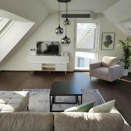 Luxus Penthouse Gegenueber International Centre Und Kaiserwasser