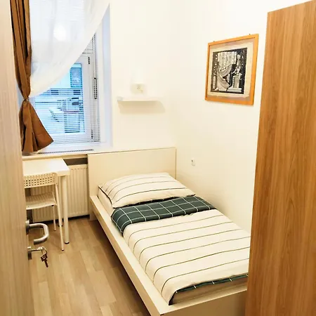 Favorit-rooms Direkt Metro-u1 Connection To Centralstation And City-center Ostello *