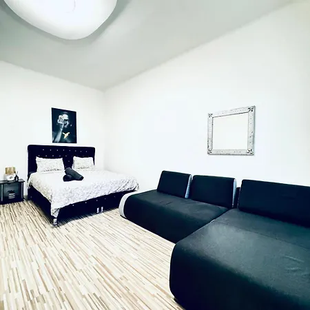 Affordable 2br Apartment, Close To Danube River Apartman *