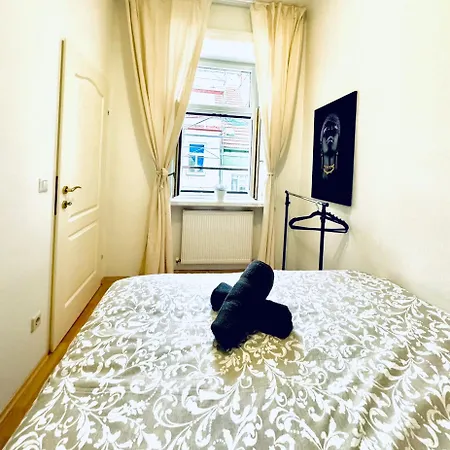 Affordable 2br Apartment, Close To Danube River Apartman