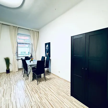 Affordable 2br Apartment, Close To Danube River Apartman *