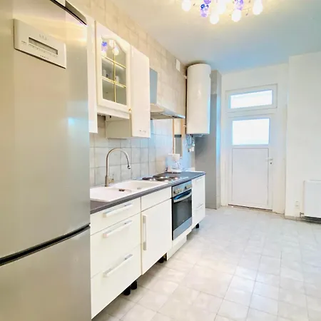Bright 5br Shared W Great Transport Link Apartment *