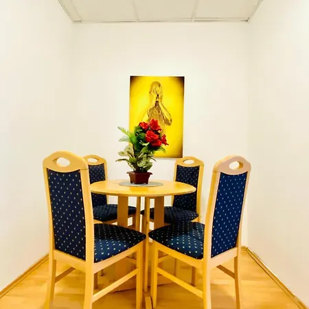 Apartment Bright 5br Shared W Great Transport Link *
