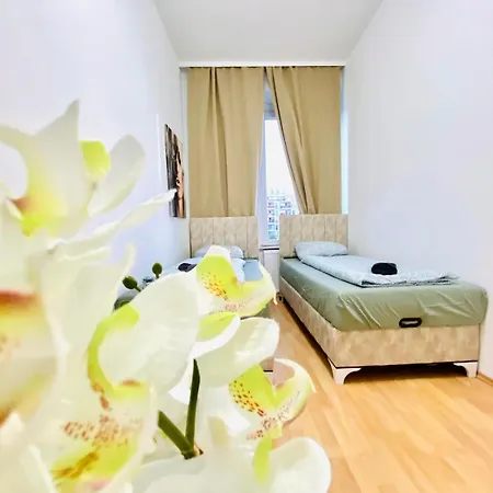 Bright 5br Shared W Great Transport Link Apartment
