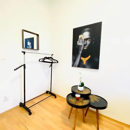 Bright 5br Shared W Great Transport Link Apartment Vienna