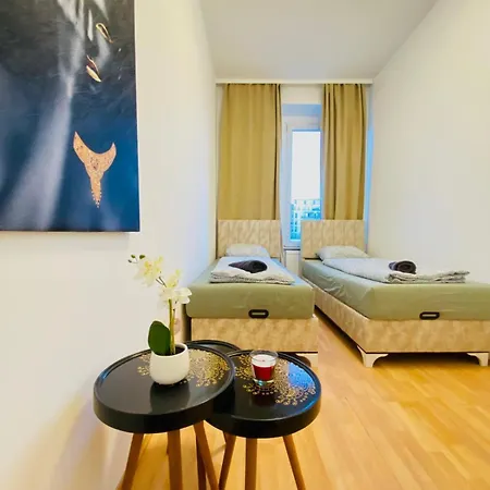 Bright 5br Shared W Great Transport Link Apartment Vienna