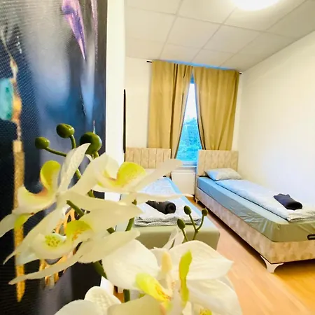 Bright 5br Shared W Great Transport Link Apartment Vienna