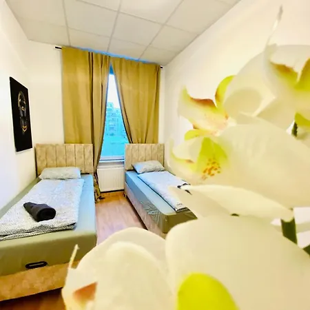 Bright 5br Shared W Great Transport Link *