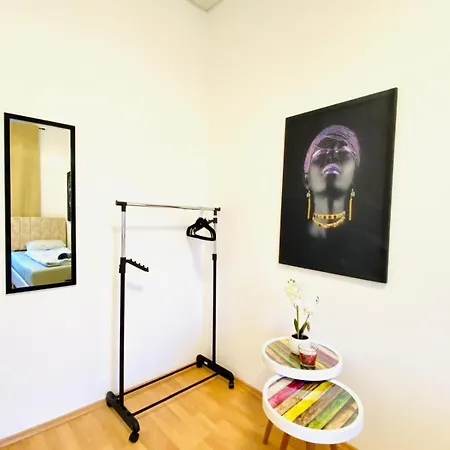 Apartment Bright 5br Shared W Great Transport Link *